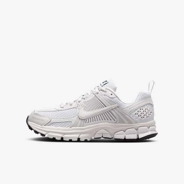 Nike trainers in white deals